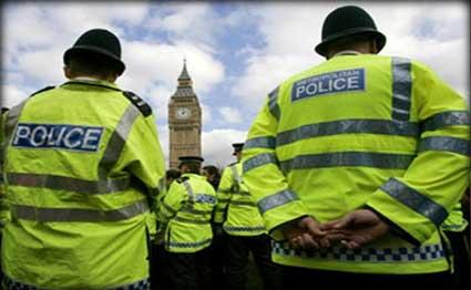 الشرطة البريطانية تقدّم وجبة ‘كنتاكي’ لشابين مطلوبين أثناء محاصرتهما على سطح بناء