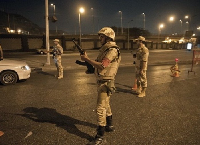 مقتل صحافي في مصر بكمين للجيش خلال حظر التجوال