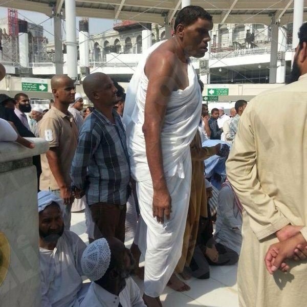 أطول رجل بالمسجد الحرام يلفت الأنظار