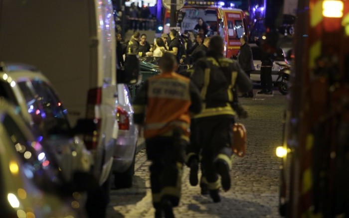 مقتل 60 شخصا على الأقل في سلسلة هجمات وتفجيرات في باريس.. واحتجاز رهائن في قاعة عرض