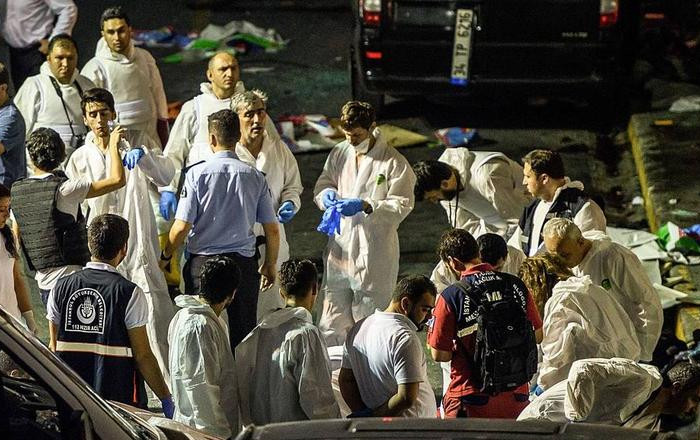 إطلاق نار وتفجير قنابل.. هجوم على مطار أتاتورك يخلّف 28 قتيلًا على الأقل