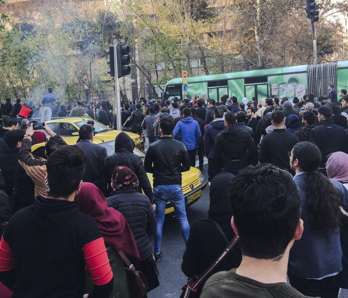 مواجهات بين محتجين والشرطة الإيرانية في طهران