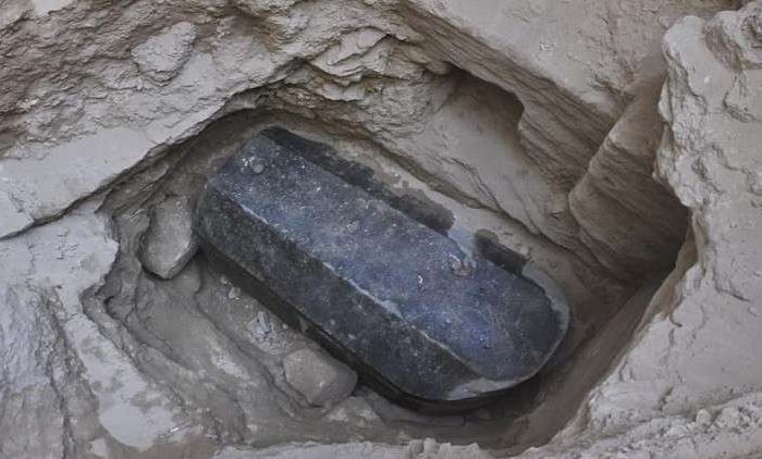 مصر.. فتح تابوت الإسكندرية والعثور على شيء عجيب بداخله