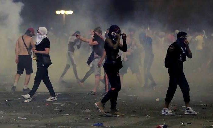 فرنسا.. شغب في باريس بعد فوز “الديكة” بكأس العالم لكرة القدم